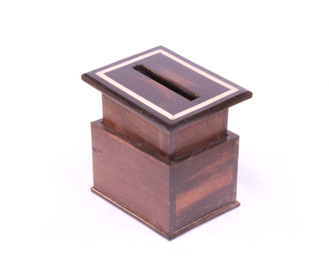 Wooden cigarette dispenser box - view 2