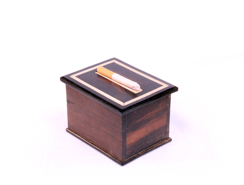 Wooden cigarette dispenser box - view 3