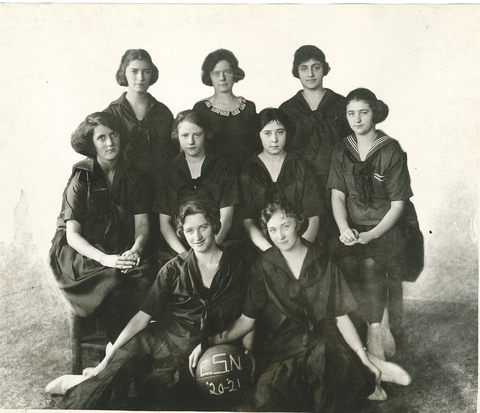 Women's basketball team 1920-1921