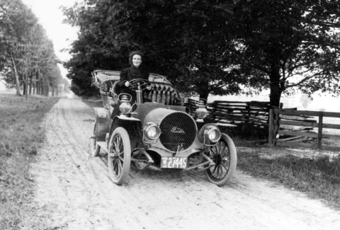 Mrs. Helen Dundon Rye drives an air cooled Franklin along Water St. Extension(2)