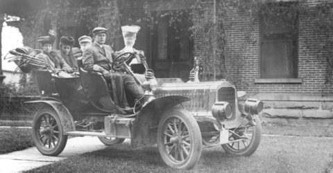 1905 auto in front of president's house