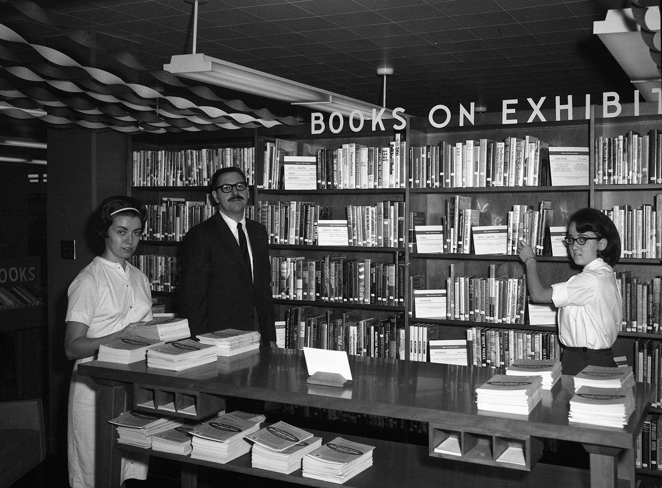 1968-07-30 Arranging Library Exhibit at BSC