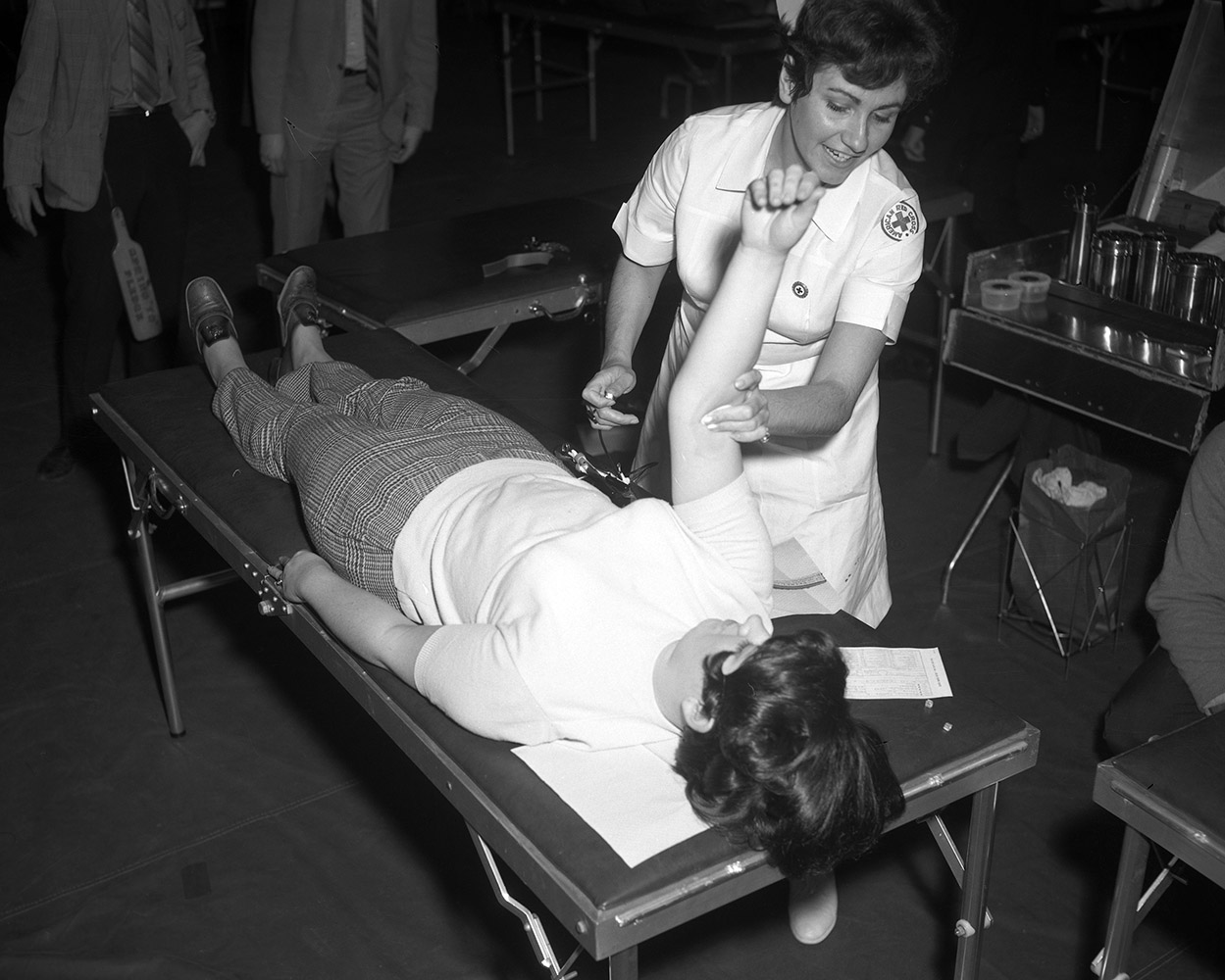 1970-03-13 379 Donate Blood in Campus Visit