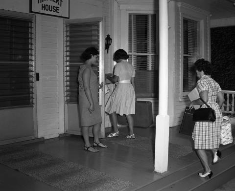 1966-09-08 850 BSC Freshmen are Here for Orientation (1)